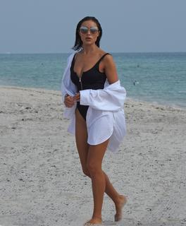 Olivia Culpo feet photo thumbnail
