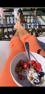 Brooke Burke feet photo thumbnail