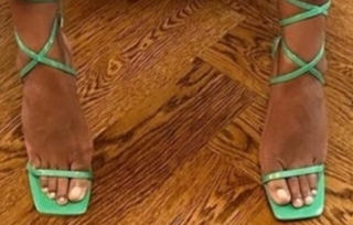 Mindy Kaling feet photo thumbnail