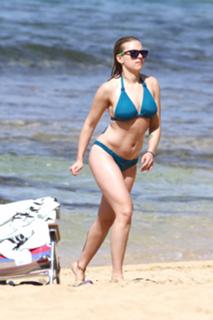 Scarlett Johansson feet photo thumbnail