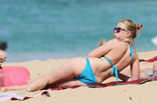 Scarlett Johansson feet photo thumbnail