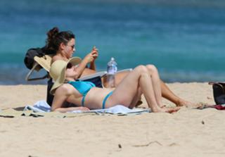 Scarlett Johansson feet photo thumbnail