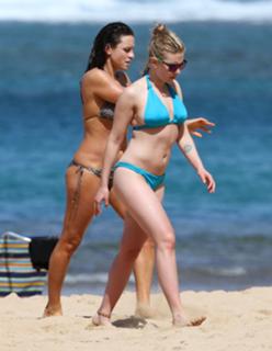 Scarlett Johansson feet photo thumbnail