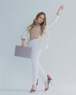 Carla Diaz feet photo thumbnail