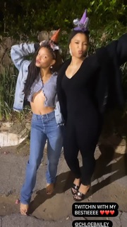Halle Bailey feet photo thumbnail