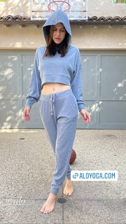 Alexandra Daddario feet photo thumbnail