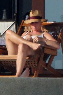 Katy Perry feet photo thumbnail