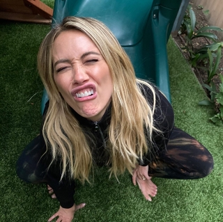 Hilary Duff feet photo thumbnail