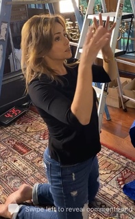 Lisa Robertson feet photo thumbnail