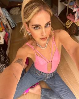 Chiara Ferragni feet photo thumbnail