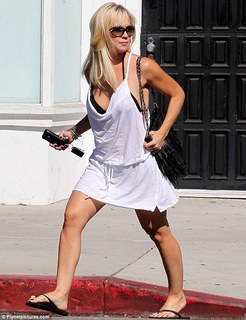 Jennie Garth feet photo thumbnail