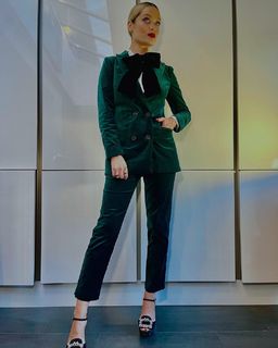 Laura Whitmore feet photo thumbnail