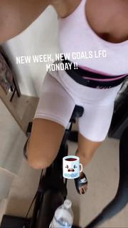 Amanda Saccomanno feet photo thumbnail