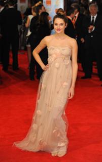 Shailene Woodley feet photo thumbnail