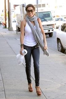 Brooke Burke feet photo thumbnail