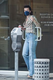 Milla Jovovich feet photo thumbnail