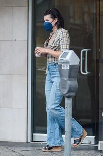 Milla Jovovich feet photo thumbnail