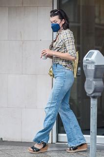 Milla Jovovich feet photo thumbnail