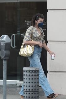 Milla Jovovich feet photo thumbnail