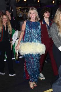 Miley Cyrus feet photo thumbnail