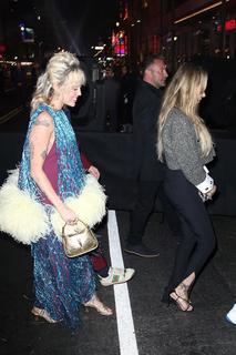 Miley Cyrus feet photo thumbnail