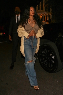 Rihanna feet photo thumbnail
