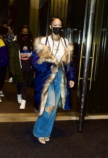 Rihanna feet photo thumbnail