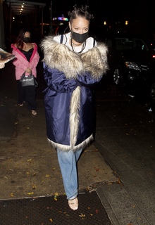 Rihanna feet photo thumbnail