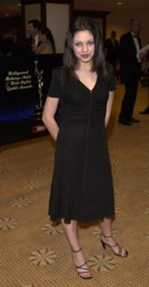 Mila Kunis feet photo thumbnail