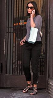 Emily Blunt feet photo thumbnail
