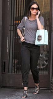 Emily Blunt feet photo thumbnail