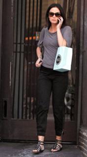 Emily Blunt feet photo thumbnail