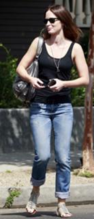 Emily Blunt feet photo thumbnail