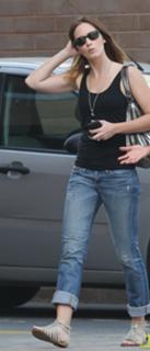 Emily Blunt feet photo thumbnail