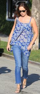 Emily Blunt feet photo thumbnail