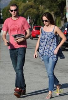 Emily Blunt feet photo thumbnail