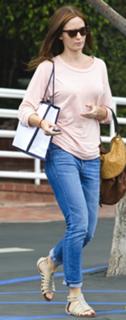 Emily Blunt feet photo thumbnail