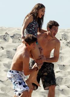 Sarah Hyland feet photo thumbnail