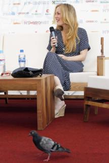Gillian Anderson feet photo thumbnail
