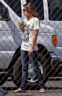 Mila Kunis feet photo thumbnail