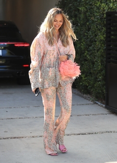 Chrissy Teigen feet photo thumbnail