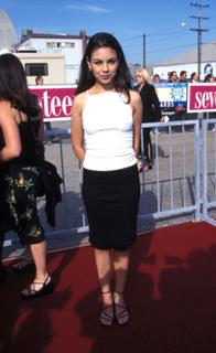Mila Kunis feet photo thumbnail