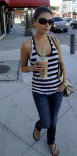 Mila Kunis feet photo thumbnail