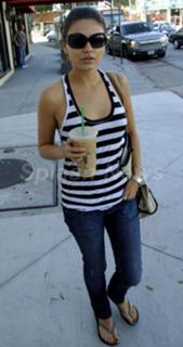 Mila Kunis feet photo thumbnail
