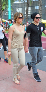 Jennifer Lopez feet photo thumbnail
