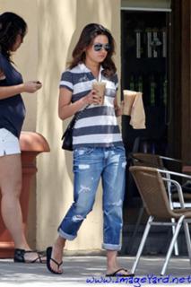 Mila Kunis feet photo thumbnail