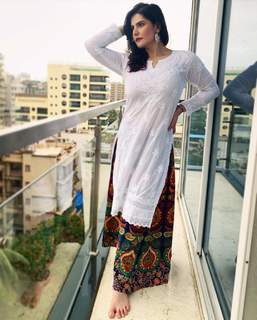 Zareen Khan feet photo thumbnail