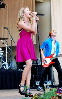 Emily Osment feet photo thumbnail
