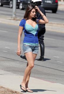 Mila Kunis feet photo thumbnail