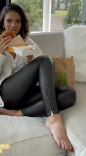 Klaudia Halejcio feet photo thumbnail